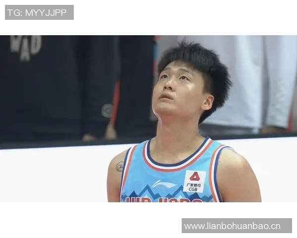 赵睿赛前与新疆前队友打招呼，北京男篮迎战新疆男篮